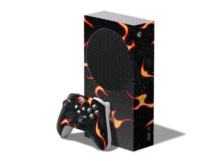 Виниловая наклейка на игровую приставку Microsoft Xbox Series S консоль и контроллер с принтом чёрный фон огонь, арт.701001