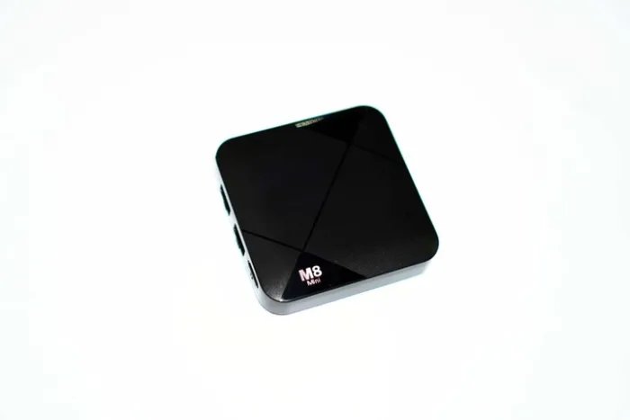 Игровая тв приставка с беспроводными джойстиками Android TV M8 mini 4K 64GB